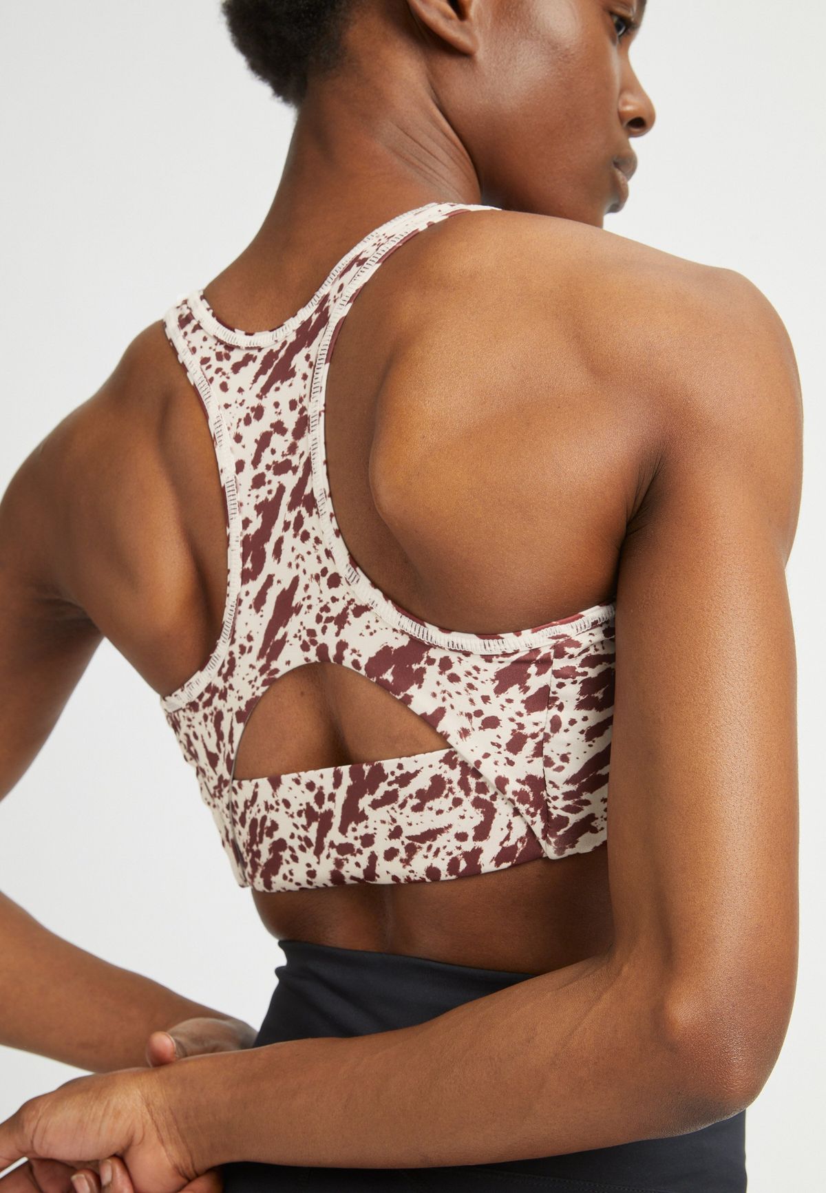 Flattering Printed Sportsbra, Micro Beetle Print